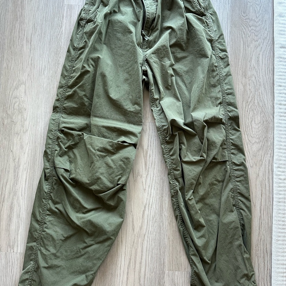 Aritzia khaki Green Cargo parachute Pants size M